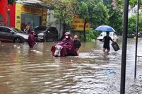 Ngập lụt trên nhiều tuyến phố tại Hà Nội sáng 26/8. (Ảnh: nhandan.vn)