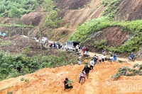 Cõng lương thực vào 4 thôn trên địa bàn xã Trà Tân (Đà Nẵng) bị cô lập do sạt lở núi, mưa lớn kéo dài. (Ảnh: ANH QUÂN)