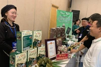 Các quầy hàng trưng bày sản phẩm dự thi trưng bày tại không gian sự kiện.