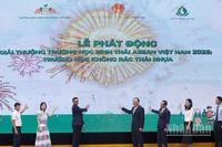 Các đại biểu ấn nút Lễ phát động Giải thưởng Trường học sinh thái ASEAN (ASEAN Eco-schools Award) năm 2025.