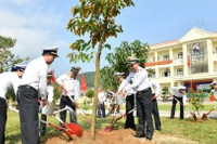Chuẩn đô đốc Nguyễn Đăng Tiến, Bí thư Đảng ủy, Chính ủy Vùng 3 Hải quân cùng cán bộ, chiến sĩ trồng, chăm sóc cây tại Trung đoàn 351.