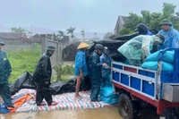 Lực lượng chức năng trợ giúp hộ dân ở xã Hoa Lộc (Thanh Hóa) di chuyển tài sản khỏi nơi có nguy cơ ngập nước. (Ảnh: nhandan.vn)