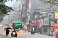 Mưa gây ngập lụt diện rộng tại nhiều tuyến phố ở Hà Nội, sáng 30/9/2025.