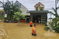 Ngày 30/9, tại xã Nông Cống (Thanh Hóa), hàng nghìn hộ dân đang bị cô lập trong biển nước.