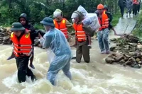 Các lực lượng chức năng tiến hành đưa người dân ra khỏi vùng sạt lở tại các xã vùng cao tại thành phố Huế.