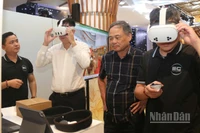 Bên lề diễn đàn, các đại biểu đã tham quan khu trưng bày, trải nghiệm không gian thực tế ảo với nhiều sản phẩm nông nghiệp, đặc sản vùng miền.