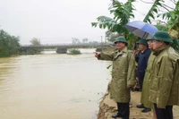 Thứ trưởng Bộ Nông nghiệp và Môi trường Võ Văn Hưng dẫn đầu Đoàn công tác kiểm tra tình hình mưa lũ, sạt lở tại thành phố Huế. (Ảnh: Cục Đê điều và Phòng chống thiên tai cung cấp)