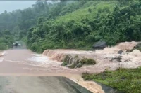 Mưa lớn khiến giao thông bị chia cắt tại xã Tà Rụt, tỉnh Quảng Trị.