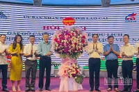 Bí thư Tỉnh ủy Lào Cai Trịnh Xuân Trường tặng hoa chúc mừng hội nghị. (Ảnh: THANH SƠN)