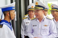 Chuẩn Đô đốc Nguyễn Đăng Tiến, Bí thư Đảng ủy, Chính ủy Vùng 3 Hải quân gặp gỡ, động viên chiến sĩ mới.