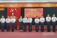 Các cán bộ chiến sĩ Tàu 628 đón nhận tình cảm của các doanh nghiệp và cá nhân trước khi lên đường nhận nhiệm vụ trực Tết.