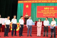 Đồng chí Tạ Hồng Quang, Tỉnh ủy viên, Bí thư Đảng uỷ, Chủ tịch Hội đồng Nhân dân, Chủ tịch Uỷ ban Bầu cử kiểm tra công tác chuẩn bị bầu cử tại điểm bầu cử số 39, Học viện Hải quân.