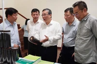 Thứ trưởng Bộ Nông nghiệp và Môi trường Hoàng Trung thăm quan gian hàng tại Hội nghị tham vấn “Đề án sản xuất trồng trọt giảm phát thải giai đoạn 2025-2035”.