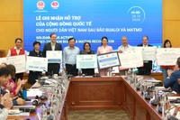 Thứ trưởng Nông nghiệp và Môi trường Nguyễn Hoàng Hiệp trao biểu trưng ghi nhận đóng góp của các đại sứ quán và tổ chức quốc tế cho công tác hỗ trợ người dân Việt Nam sau bão.