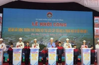 Đồng chí Nguyễn Hòa Bình, Ủy viên Bộ Chính trị, Phó Thủ tướng Thường trực Chính phủ và các đồng chí lãnh đạo bộ, ngành trung ương và Hà Tĩnh thực hiện nghi lễ khởi công dự án.