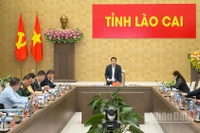 Chủ tịch Ủy ban nhân dân tỉnh Nguyễn Tuấn Anh điều hành hội nghị. (Ảnh: THANH SƠN)