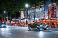 Đông đảo người dân tập trung ở các tuyến phố trung tâm Hà Nội để xem tổng hợp luyện diễu binh, diễu hành A80. (Ảnh: PHONG ANH).