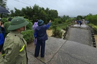 Sáng 2/11 cầu Cây Sung (thuộc xã Bình Minh, trước đây là xã Bình Khương, huyện Bình Sơn, tỉnh Quảng Ngãi) bị sập, chia cắt hơn 300 hộ dân. (Ảnh: Cục Quản lý đê điều và Phòng, chống thiên tai cung cấp)