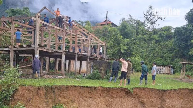 Trước ảnh hưởng do mưa lớn kéo dài, Công an xã Mường Chiên và lực lượng tại chỗ đã hỗ trợ người dân di chuyển tới nơi an toàn.