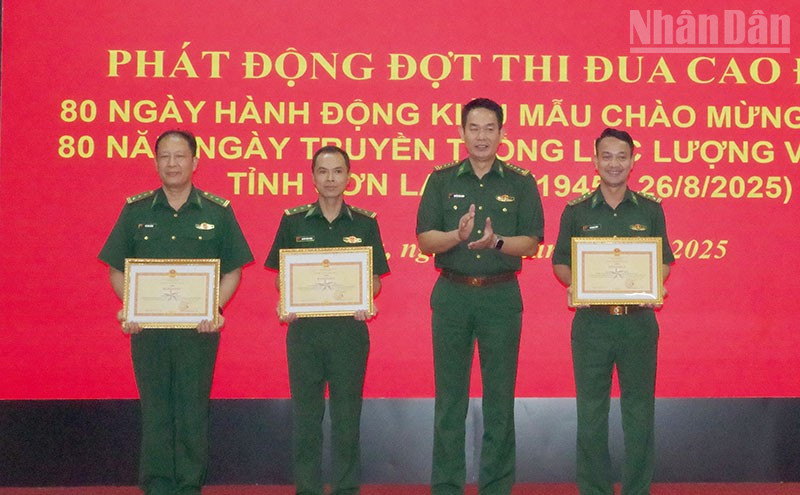 Đại tá Nguyễn Đình Huân, Chỉ huy trưởng Bộ Chỉ huy Bộ đội Biên phòng tỉnh Sơn La trao Bằng khen của Ủy ban nhân dân tỉnh Sơn La và Bộ Tư lệnh Bộ đội Biên phòng cho các tập thể và cá nhân. ndo_tr_anh-3.jpg
