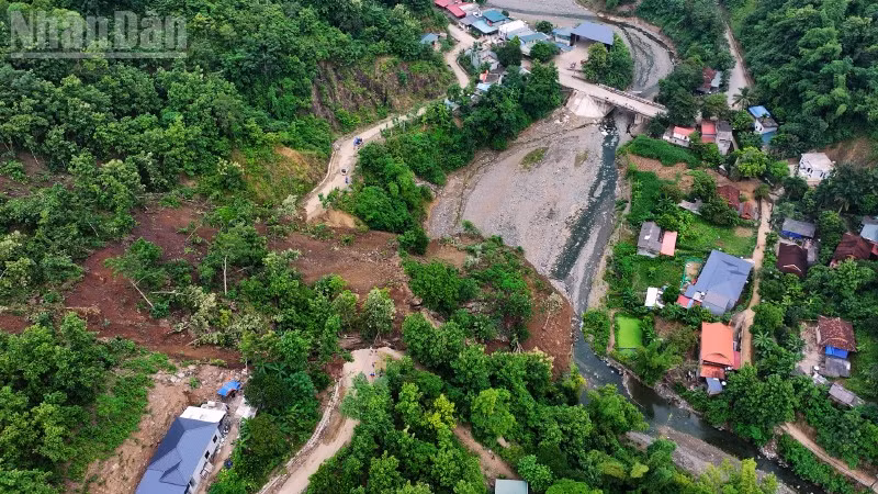 Dưới khu vực vết nứt có 10 hộ dân, với 53 nhân khẩu sinh sống và có nguy cơ sạt trượt.