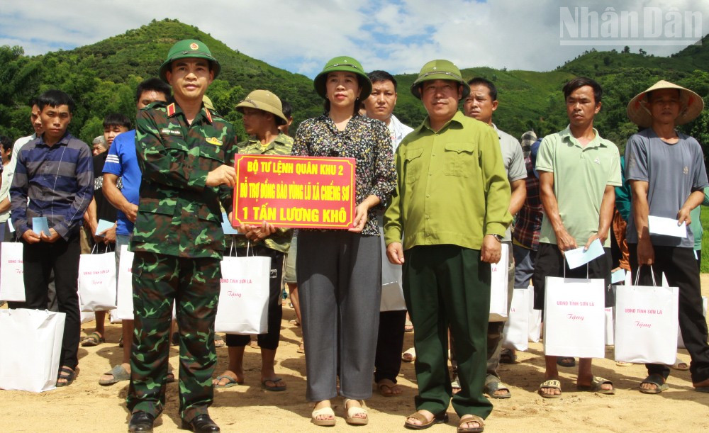 Bộ Tư lệnh Quân khu 2 hỗ trợ 1 tấn lương khô cho các hộ bị ảnh hưởng mưa lũ tại xã Chiềng Sơ. ndo_tr_6-1246.jpg