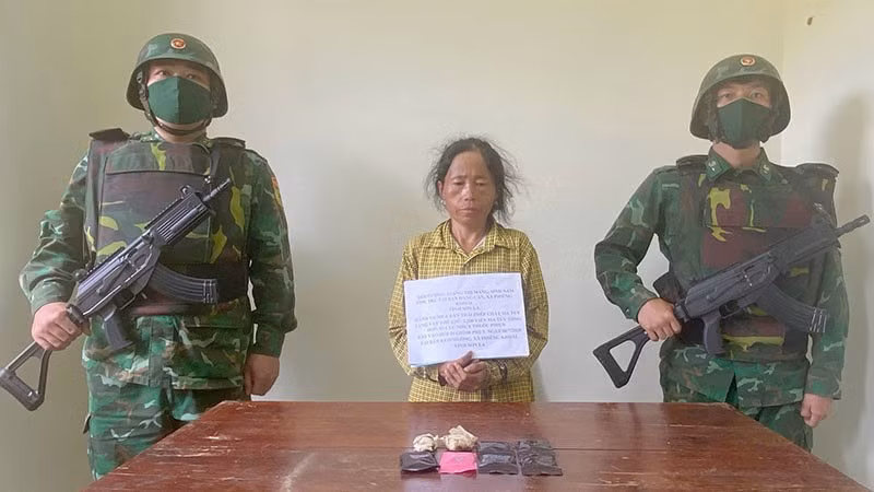 Đối tượng Giàng Thị Mang cùng tang vật tại cơ quan chức năng.
