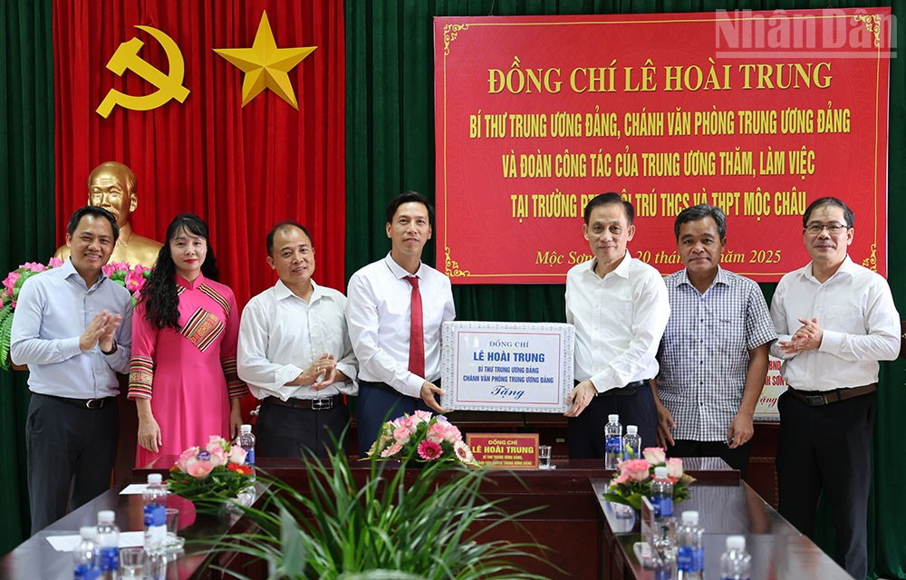 Đoàn công tác thăm, tặng quà Trường Dân tộc nội trú, trung học cơ sở và trung học phổ thông Mộc Châu, phường Mộc Sơn. ndo_tr_5.jpg