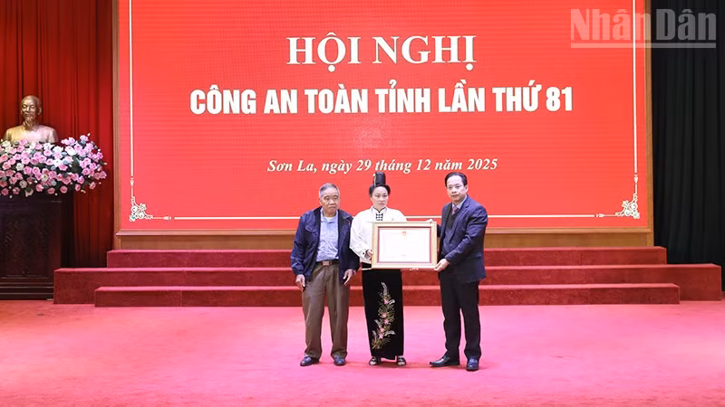 Bí thư Tỉnh ủy Sơn La Hoàng Văn Nghiệm chuyển trao Huân chương Bảo vệ Tổ quốc hạng Ba cho thân nhân gia đình đồng chí Lò Văn Tân, Tổ trưởng Tổ bảo vệ an ninh trật tự ở cơ sở xã Mường La.