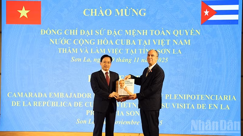 Đại sứ đặc mệnh toàn quyền nước Cộng hòa Cuba tại Việt Nam tặng quà lưu niệm cho tỉnh Sơn La.