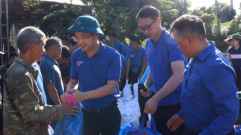 Đồng chí Nguyễn Tường Lâm, Bí thư Ban Chấp hành Trung ương Đoàn trao quà cho nhân dân bản Púng Khương, xã Huổi Một.