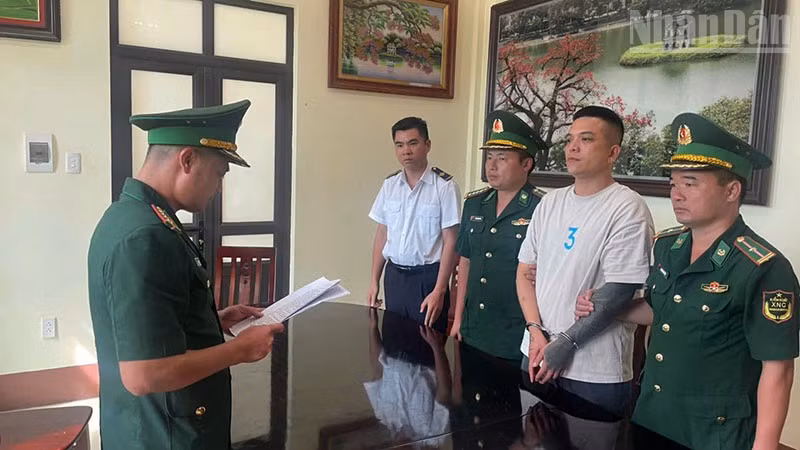 Đối tượng Nguyễn Văn Vinh bị lực lượng chức năng bắt giữ tại Cửa khẩu Quốc tế Lóng Sập, tỉnh Sơn La.