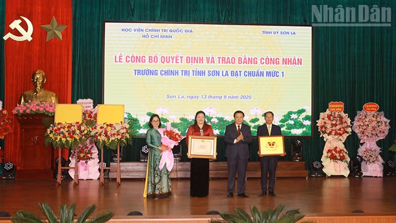 Đồng chí Nguyễn Xuân Thắng trao Bằng công nhận đạt chuẩn mức 1 cho Trường chính trị tỉnh Sơn La.