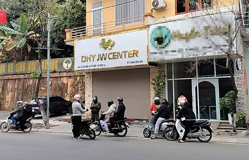 Sáng 9/1/2025, Trung tâm khám, chữa bệnh DHY JW CENTER số 27 đã đóng cửa im lìm và trước cửa là nhiều người dân đang đứng gọi điện nhưng không liên lạc được. ndo_tr_1.jpg