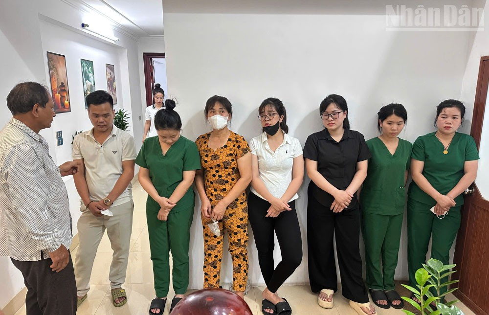 Bệnh nhân nhận diện các nhân viên hoạt động ở cơ sở khám chữa bệnh tại Vĩnh Yên, Vĩnh Phúc. ndo_tr_4.jpg