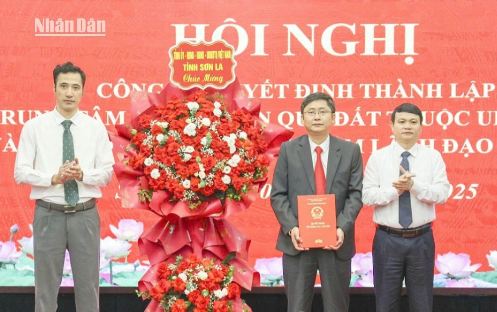 Đồng chí Đặng Ngọc Hậu, Phó Chủ tịch Ủy ban nhân dân tỉnh Sơn La trao quyết định và tặng hoa chúc mừng tập thể Trung tâm Phát triển quỹ đất tỉnh Sơn La. son-la-1-9682.jpg