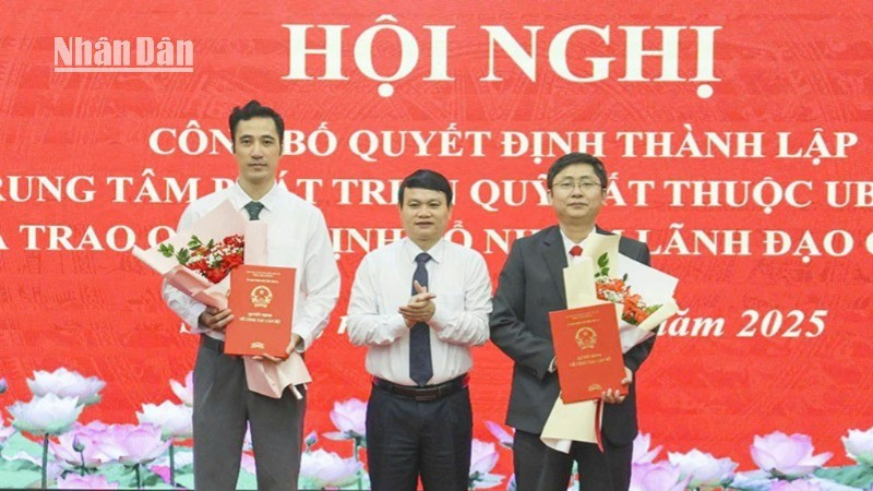 Đồng chí Đặng Ngọc Hậu, Phó Chủ tịch Ủy ban nhân dân tỉnh Sơn La đã trao quyết định về công tác cán bộ.