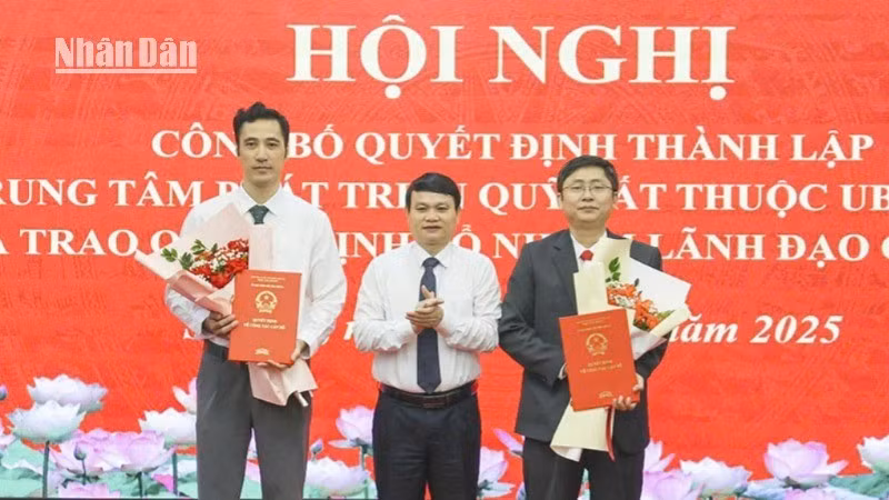 Đồng chí Đặng Ngọc Hậu, Phó Chủ tịch Ủy ban nhân dân tỉnh Sơn La đã trao quyết định về công tác cán bộ.