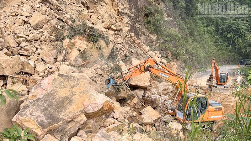 Sở Xây dựng đang huy động phương tiện khẩn trương khắc phục khu vực bị sạt lở trên tuyến Quốc lộ 4G đoạn qua xã Sốp Cộp.