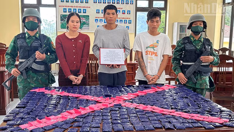 Tổ công tác của Phòng Nghiệp vụ, Ban Chỉ huy Bộ đội Biên phòng tỉnh Sơn La chủ trì phối hợp bắt giữ 3 đối tượng về hành vi vận chuyển trái phép 100.000 viên ma túy tổng hợp.