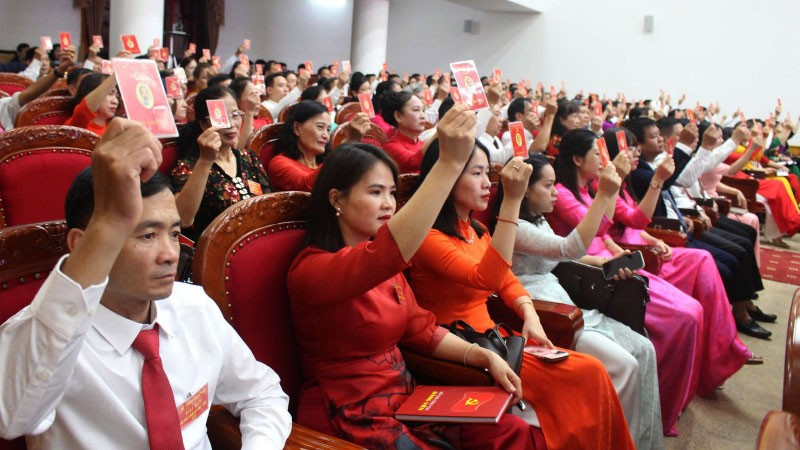 Các đại biểu biểu quyết thông qua chương trình tại Đại hội.