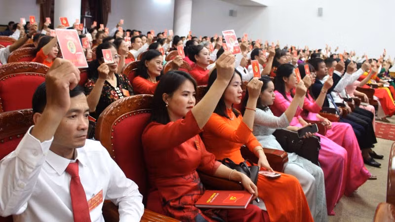 Các đại biểu biểu quyết thông qua chương trình tại Đại hội.