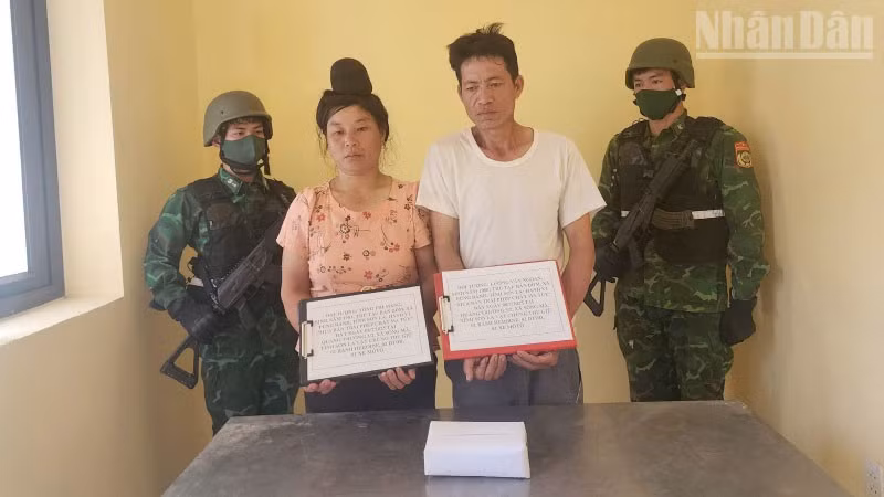 Đối tượng Lường Văn Ngoan và Tòng Thị Mầng cùng tang vật.