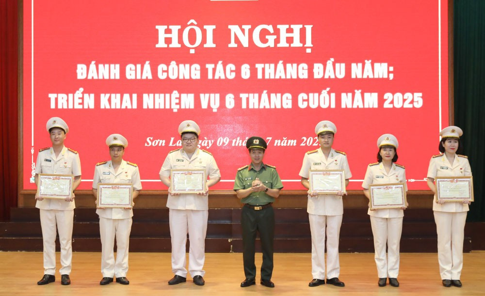 Tặng danh hiệu “Chiến sĩ thi đua toàn lực lượng” cho 6 cá nhân. 5.jpg