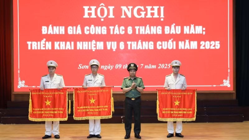 Thừa ủy quyền của Thủ tướng Chính phủ, Giám đốc Công an tỉnh Sơn La trao Cờ thi đua Chính phủ cho các tập thể có thành tích xuất sắc.