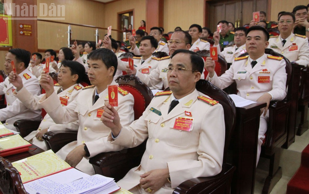 Các đại biểu tham gia biểu quyết thông qua Nghị quyết Đại hội Đảng bộ Công tỉnh Sơn La lần thứ XXI. ndo_tl_8.jpg