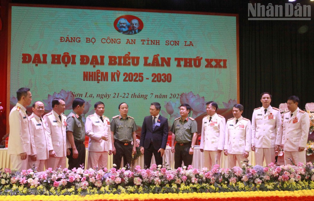 Các đại biểu trao đổi tại Đại hội đại biểu Đảng bộ Công an tỉnh Sơn La. ndo_tr_3.jpg