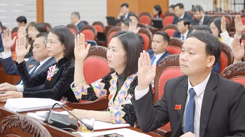 Các đại biểu biểu quyết thông qua các nghị quyết tại kỳ họp thứ 12, Hội đồng nhân dân tỉnh Sơn La khóa XV.