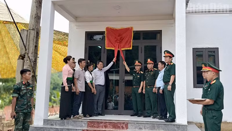 Lãnh đạo Quân khu 2 và Ủy ban nhân dân tỉnh Sơn La bàn giao nhà cho các hộ dân tại bản Đứa, xã Chiềng Sơ, tỉnh Sơn La.