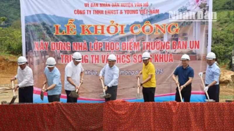Các đại biểu thực hiện nghi lễ khởi công điểm trường bản Un, xã Song Khủa, huyện Vân Hồ.